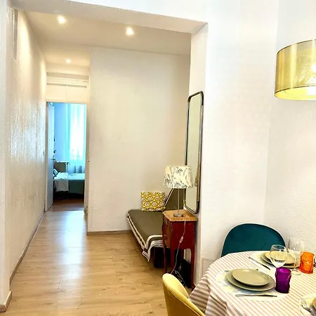 10-15 Min To Railway, Beach, Marketplace *