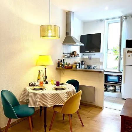 10-15 Min To Railway, Beach, Marketplace *