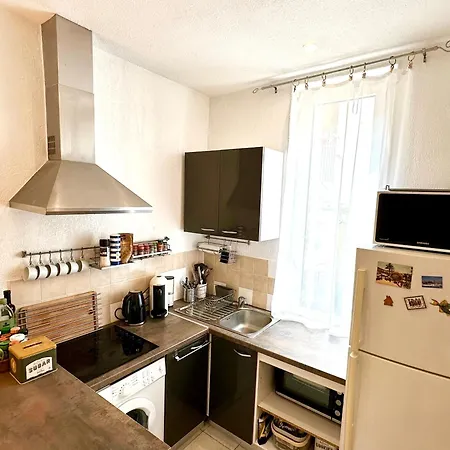 10-15 Min To Railway, Beach, Marketplace *